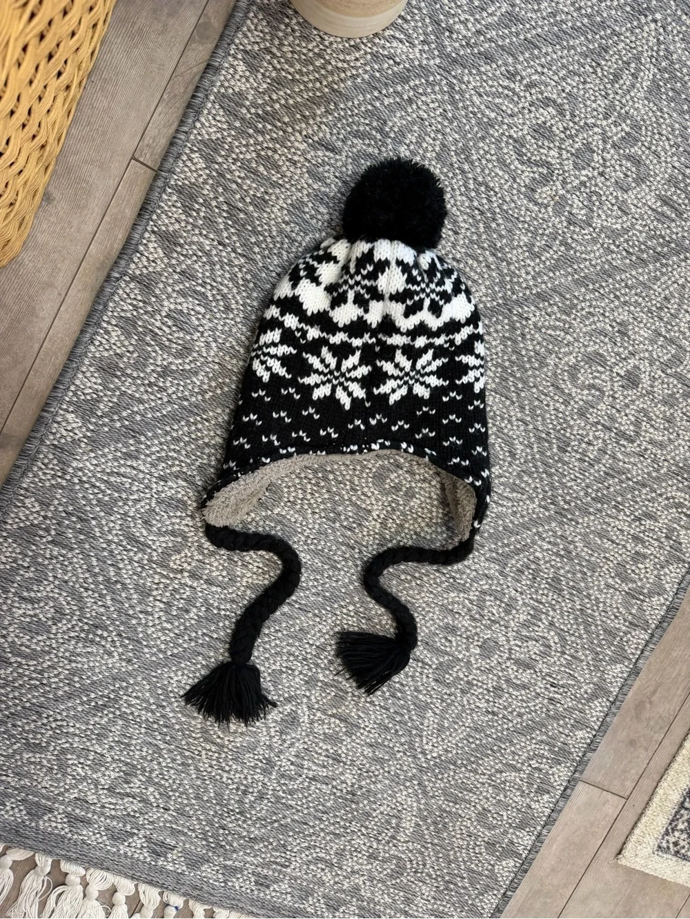 Peruvian-style winter hat features a Nordic snowflake pattern